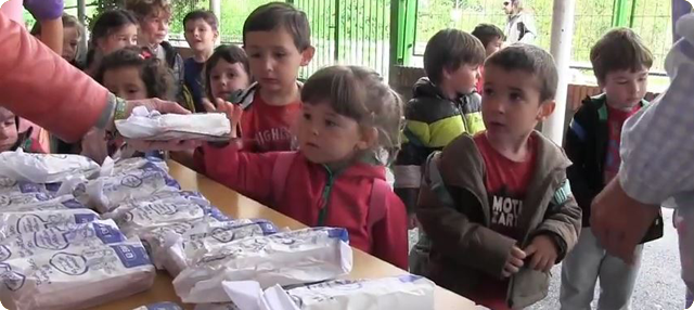 NiÃ±os merendando