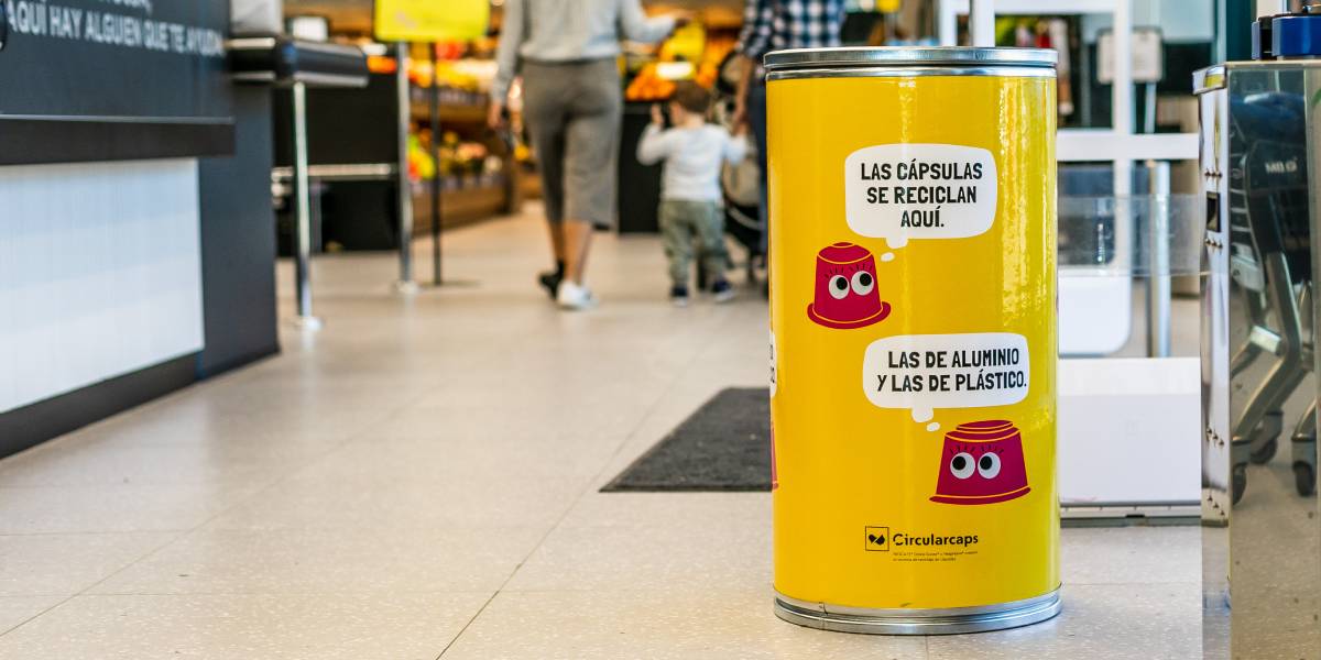 Kafe-kapsulak biltzeko guneak jarri ditugu Madrilgo 16 dendatan