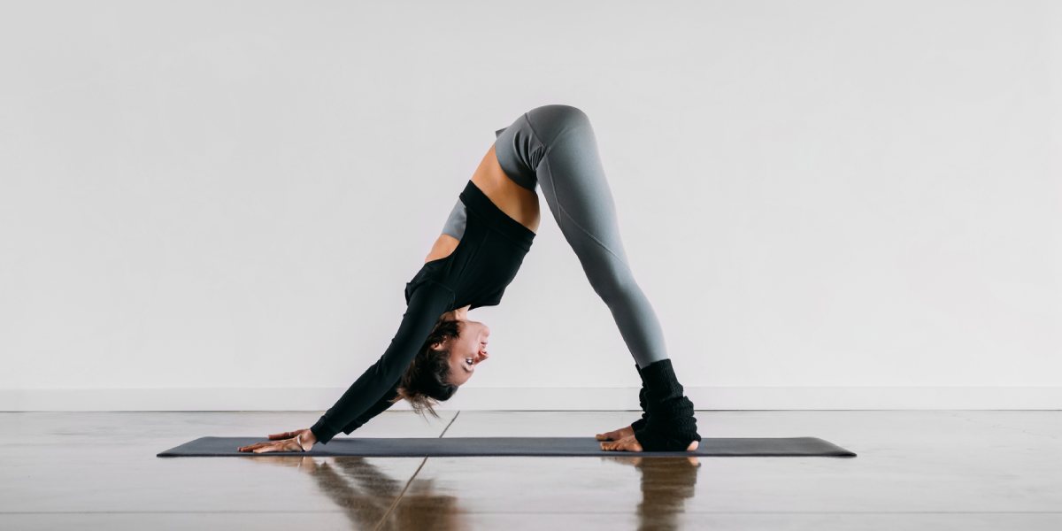 5 posturas bÃ¡sicas de yoga para reducir el estrÃ©s 
