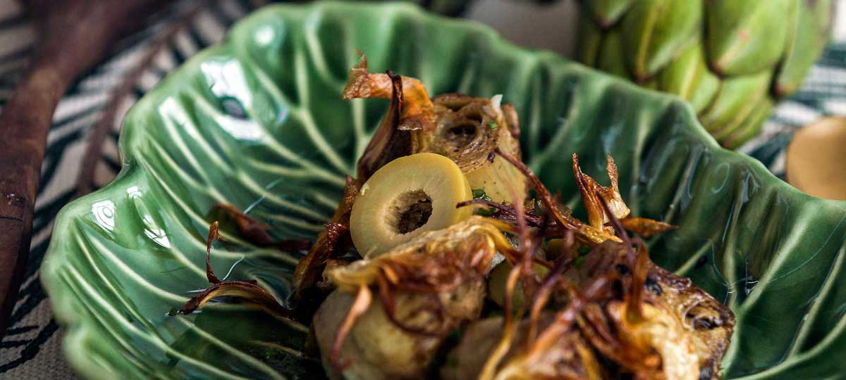 Alcachofas salteadas con encurtidos