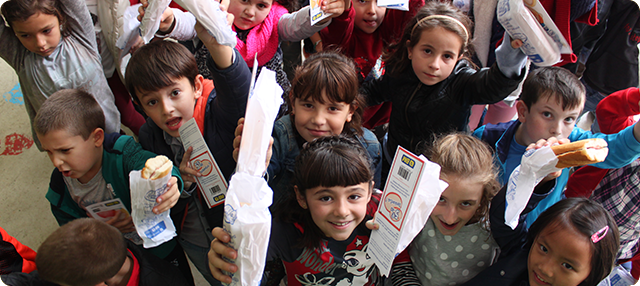 Escolares participando en la campaÃ±a Un Bocata en tu Mochila