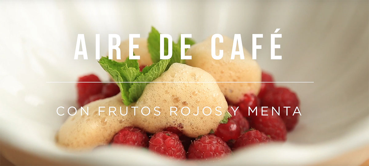 Aire de café con frutos rojos y menta