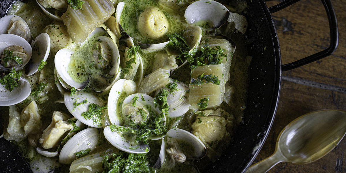 Almejas al vino blanco y perejil acompaÃ±adas de cardo