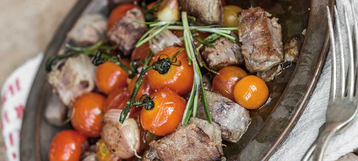 Carne cocida con tomatitos y romero