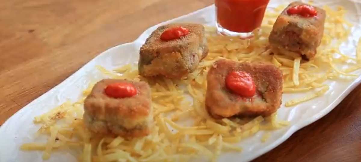 Chuleta empanada con puré de piquillos