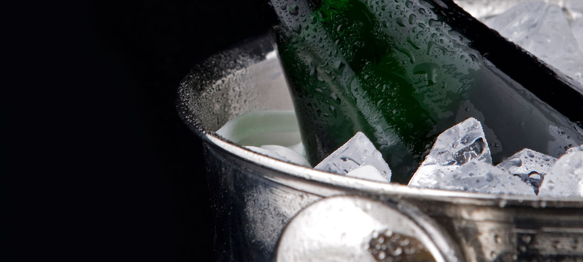 Agua, hielo y sal: el truco definitivo para enfriar rápido las bebidas