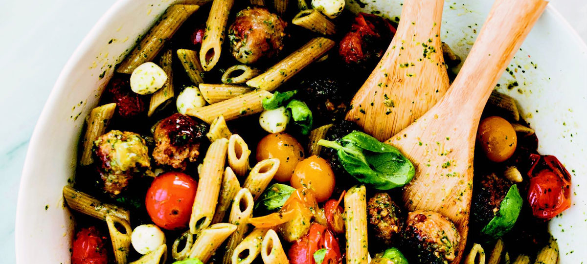 Ensalada de pasta con tomates cherry, albahaca y orégano