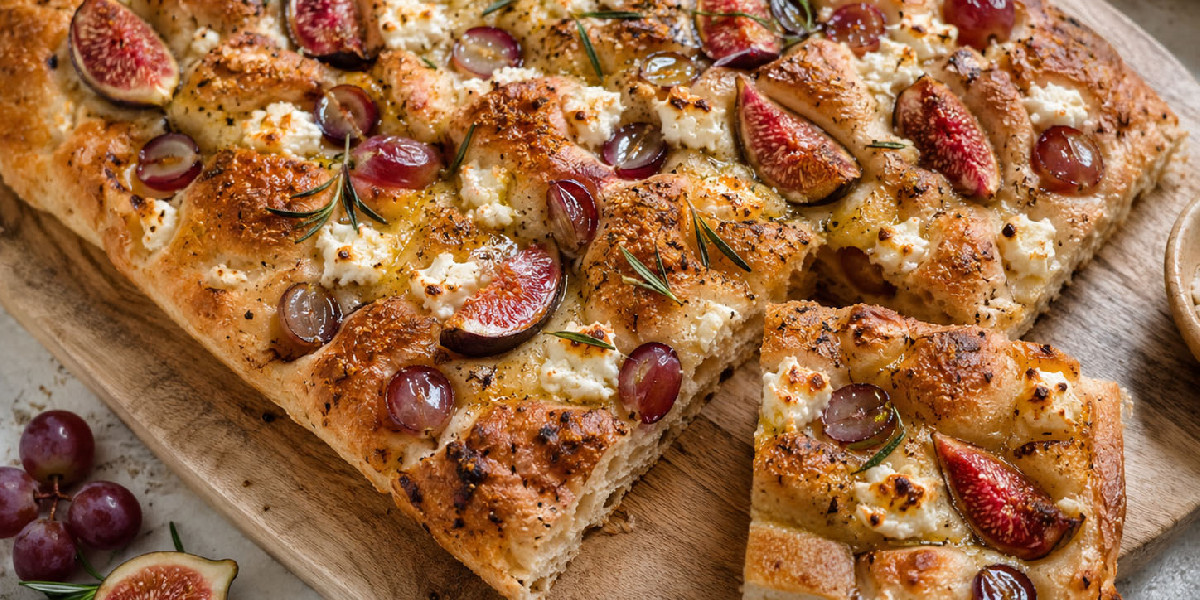 Focaccia de uvas, higos, queso de cabra y romero