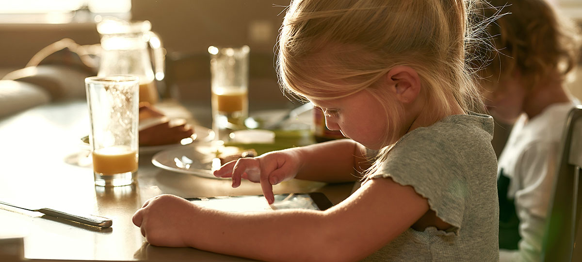 Comer con la tele o tablet puesta: un error en la alimentación infantil