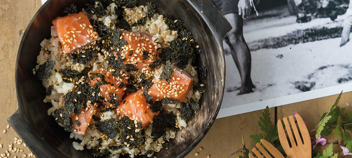 Poké de salmón con algas y sésamo