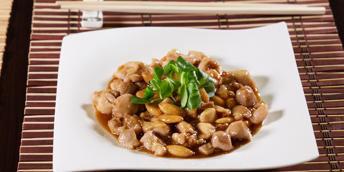 Pollo con almendras al estilo oriental