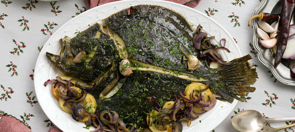 Rodaballo al txakolÃ­ con salteado de patatas y cebolla roja