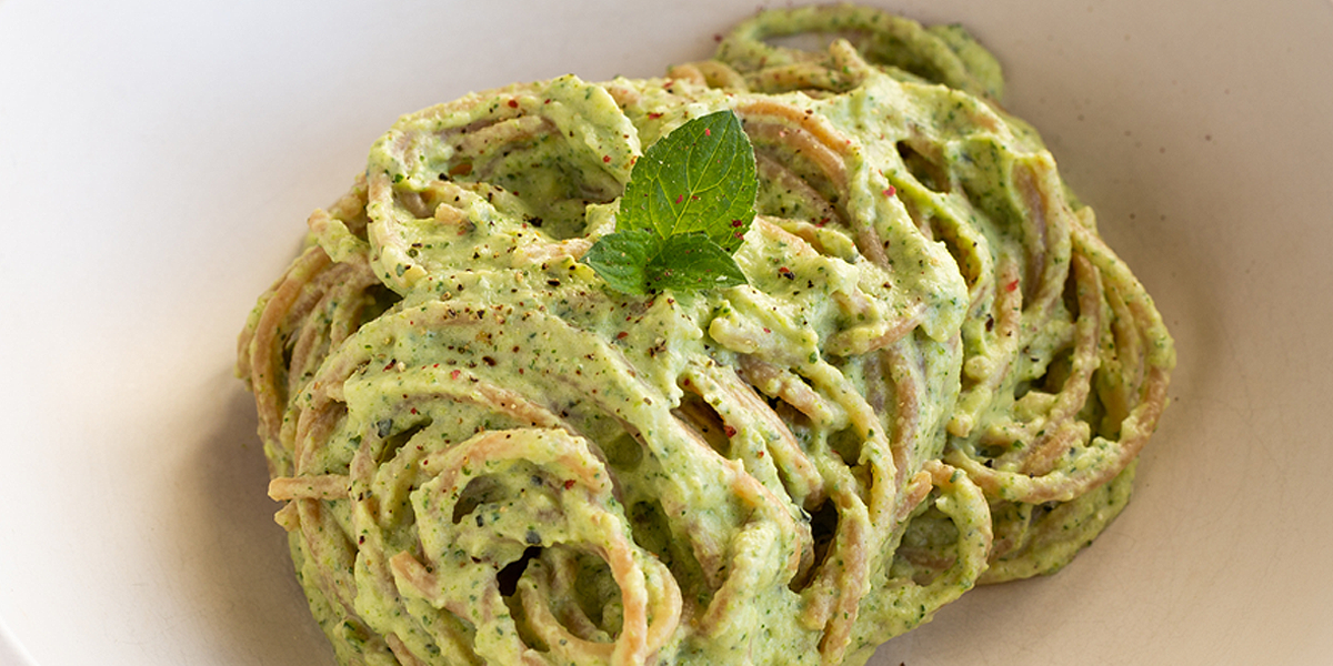 Pasta, kuiatxoz eta parmesanoz egindako saltsa krematsuarekin