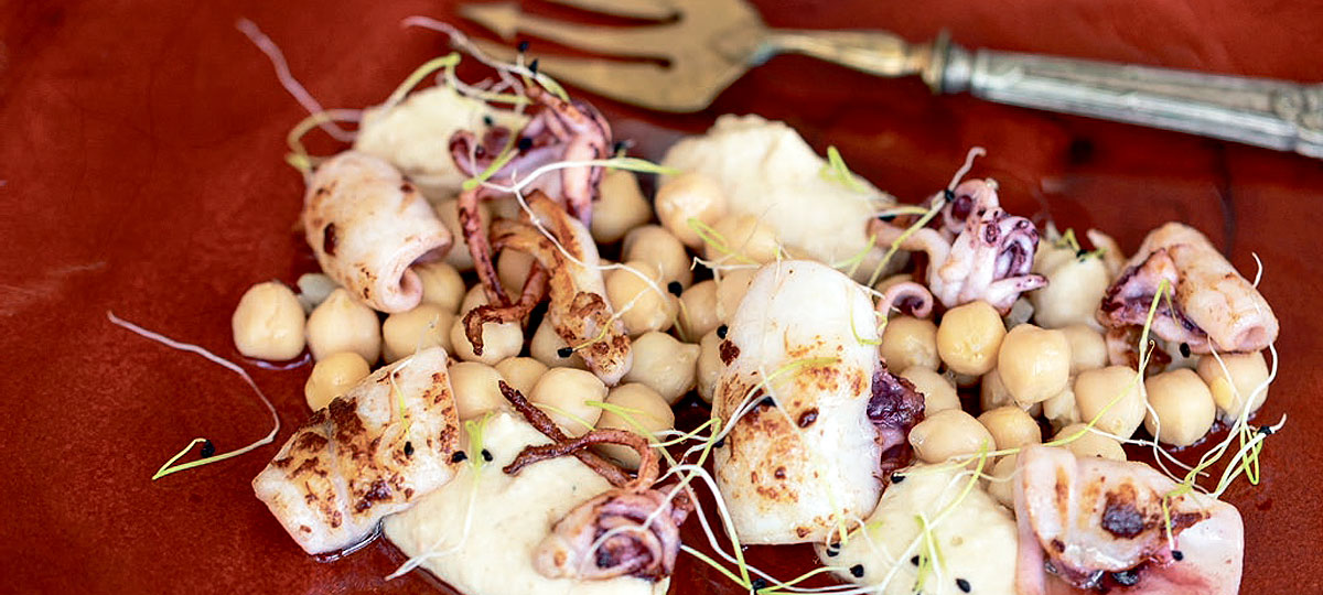 Txipiron salteado con alioli y garbanzos