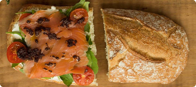 Pan de leÃ±a con queso fresco rÃºcula y salmÃ³n