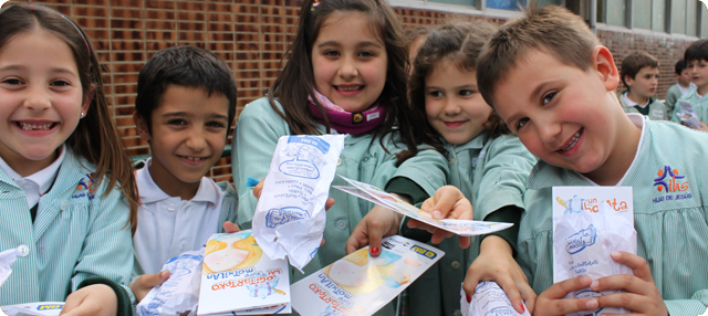 Reparto de bocadillos en el Colegio Jesuitinas de Bilbao