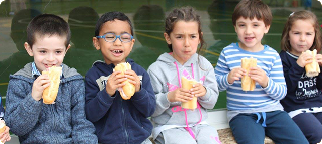 niÃ±os merendando bocadillo 