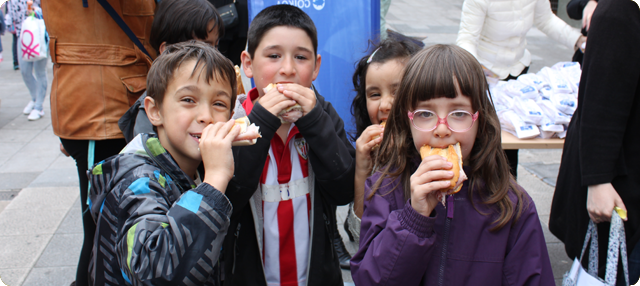 niños comiendo bocata de jamón