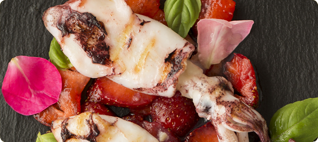 Chipirones a la plancha con carpaccio de fresas