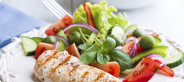 plato de pechuga de pollo con ensalada