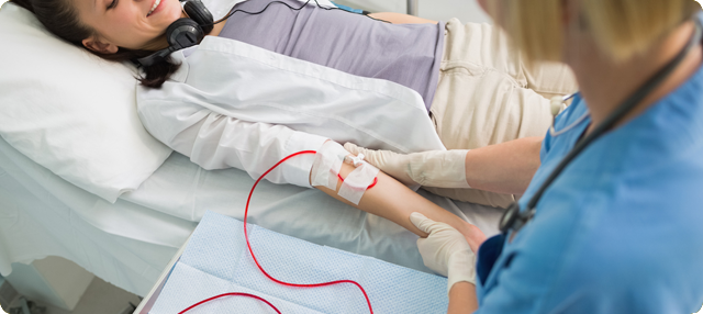 Mujer donando sangre