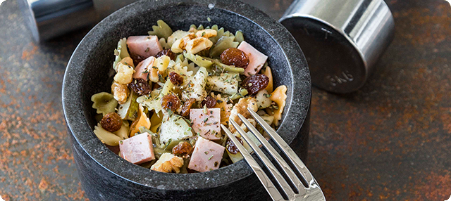 Ensalada de farfalle con frutos secos y pera