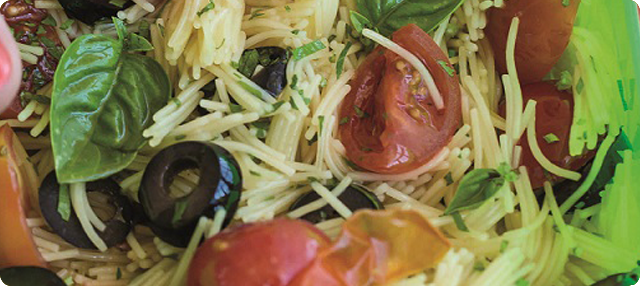 Ensalada de fideos con tomate, albahaca y aceituna negra