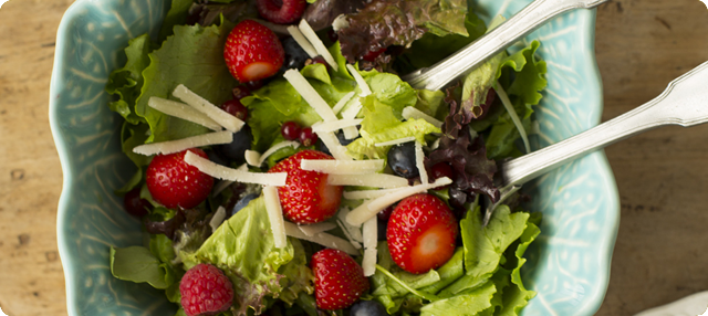Ensalada de brotes verdes con frutos rojos y parmesano