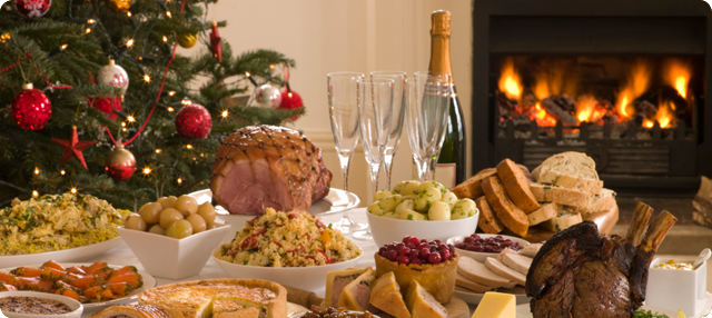 Mesa con platos en Navidad