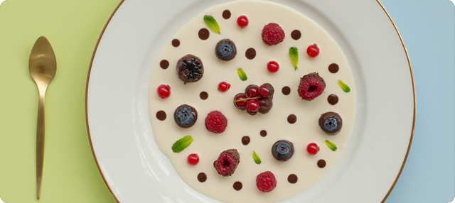 Frutos rojos con chocolate blanco y negro