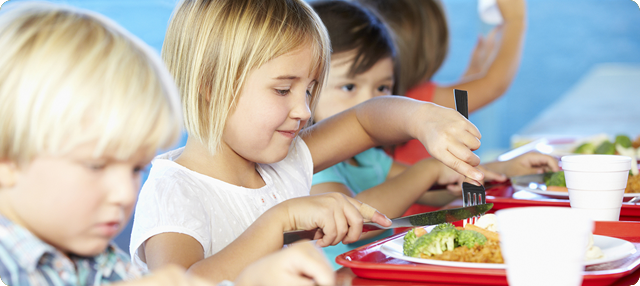 NiÃ±os comiendo en el comedor escolar