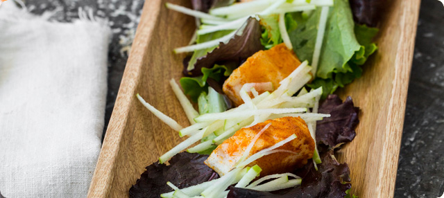 Merluza con suave escabeche y ensalada