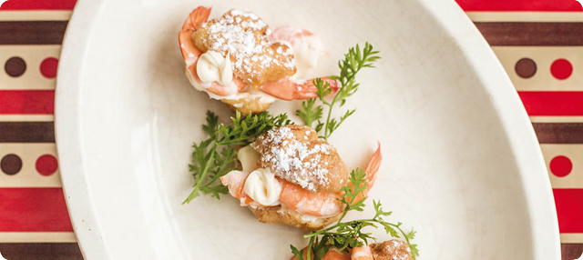 Petit choux de langostinos y mahonesa
