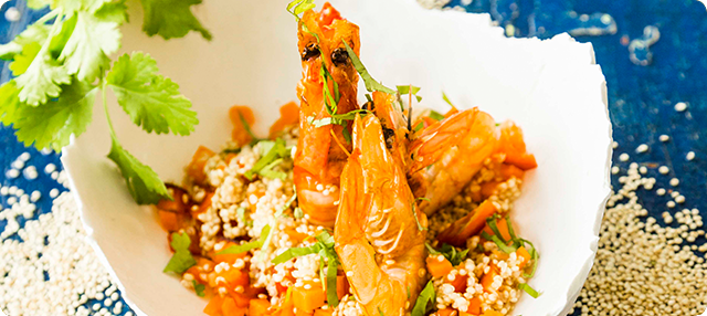 Quinoa salteada con verduras y langostinos