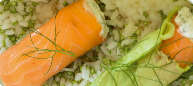 Rollito de lechuga con salmÃ³n, crema agria y arroz basmati