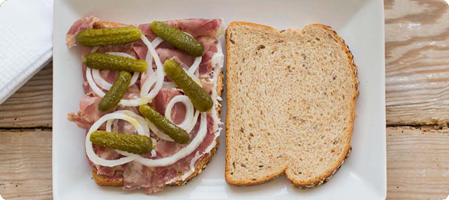 Sandwich de cabeza jabalÃ­ con encurtidos