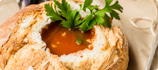 Sopa de pescado en pan de hogaza