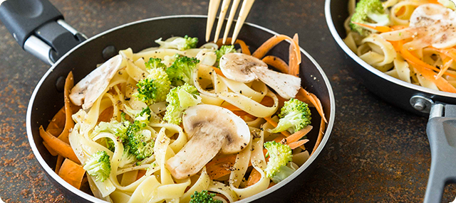 Cintas de tagliatelle y verduras con yema de huevo 