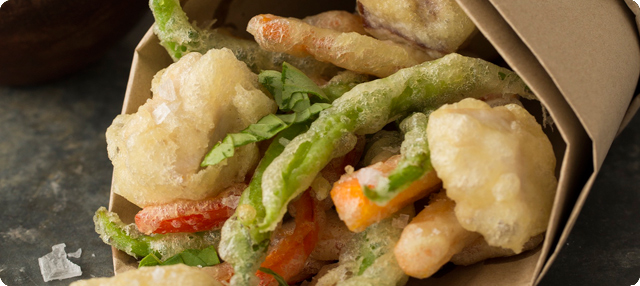 Tempura de mar y huerta con dos salsas