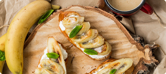 Tostada de plÃ¡tano caramelizado con yogur