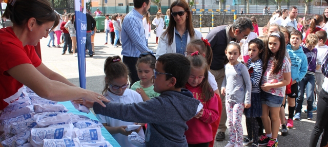 niÃ±os merendando bocadillos