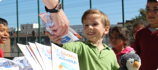 niÃ±o recogiedo un bocadillo para merendar